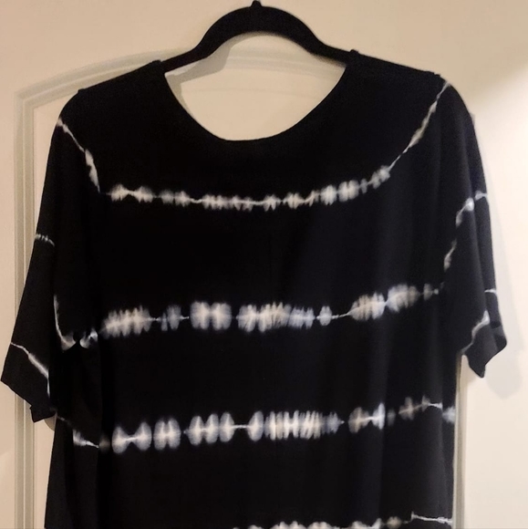 Torrid Tops - Torrid Womens long TShirt size 2 black and white tie die. short sleeves